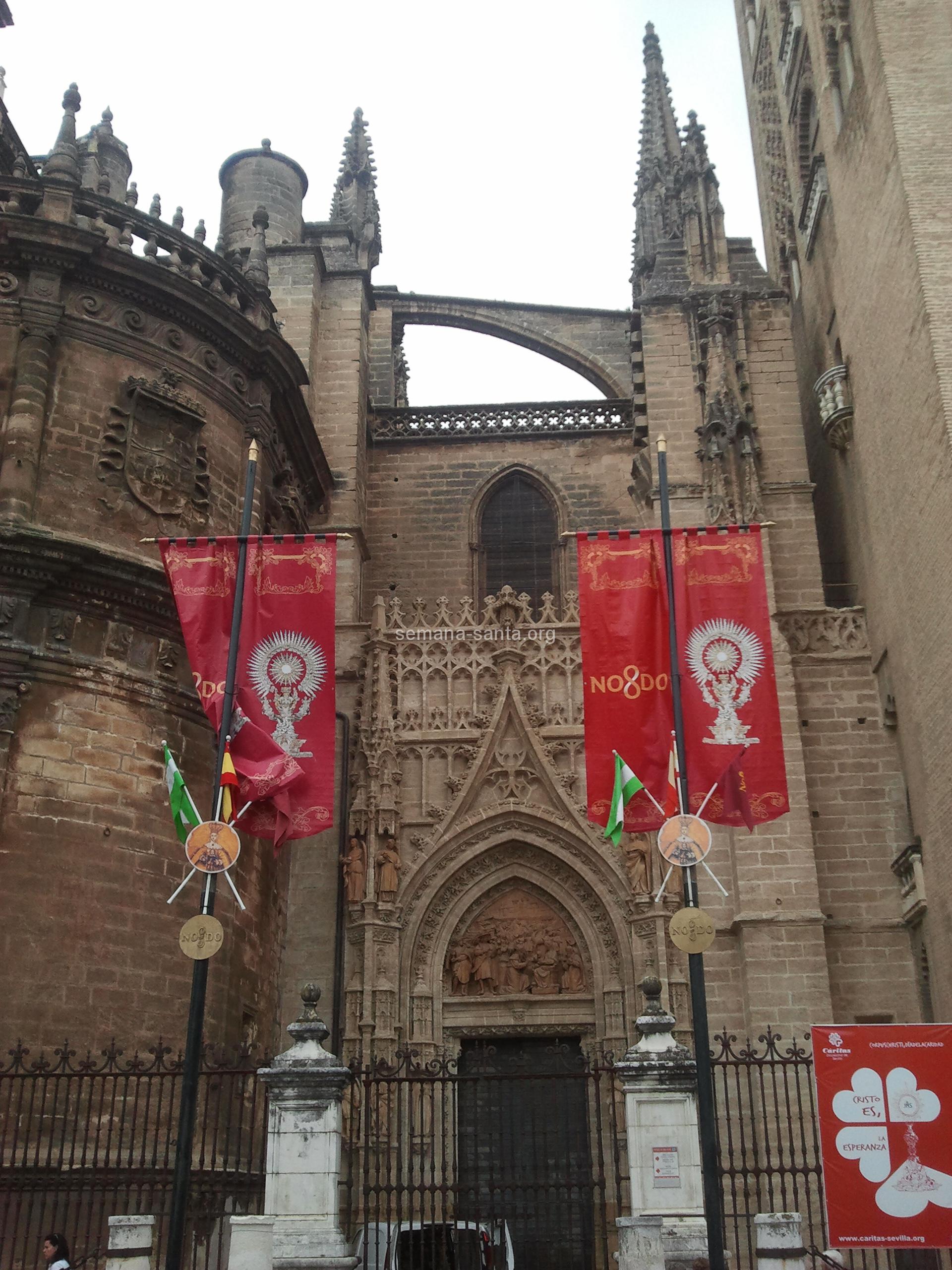 ADORNOS EN LA SANTA IGLESIA CATEDRAL.